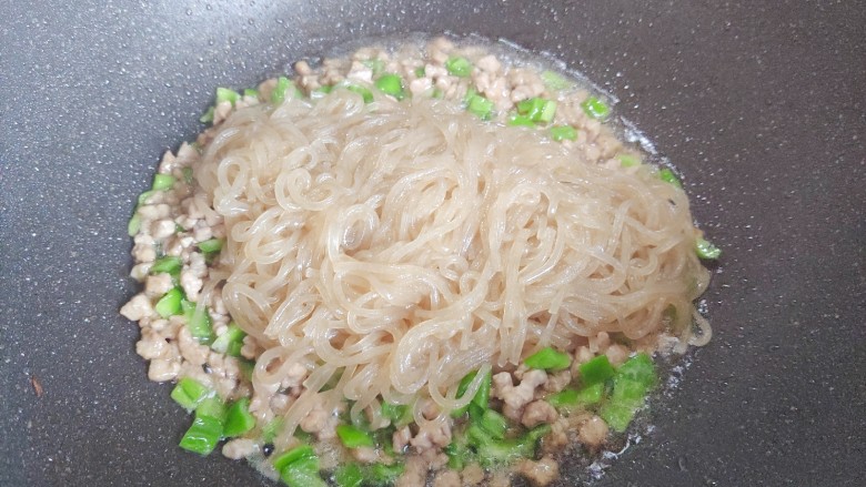 肉末粉条,加入粉条(控干水分)