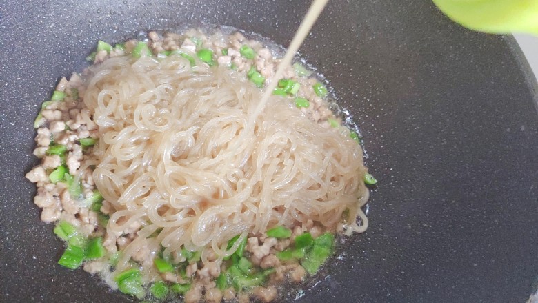 肉末粉条,加适量料酒