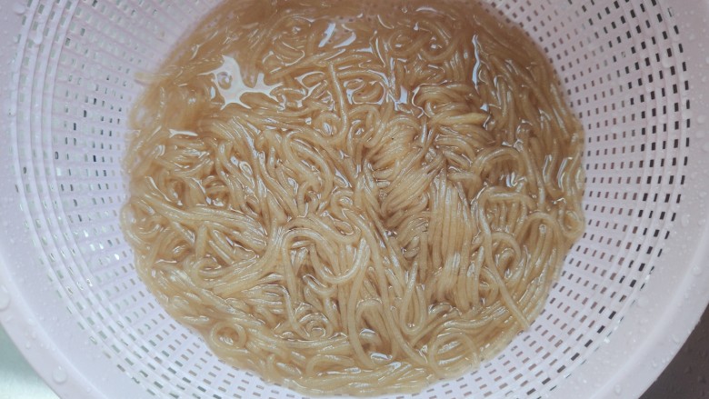 肉末粉条,捞出,过冷水