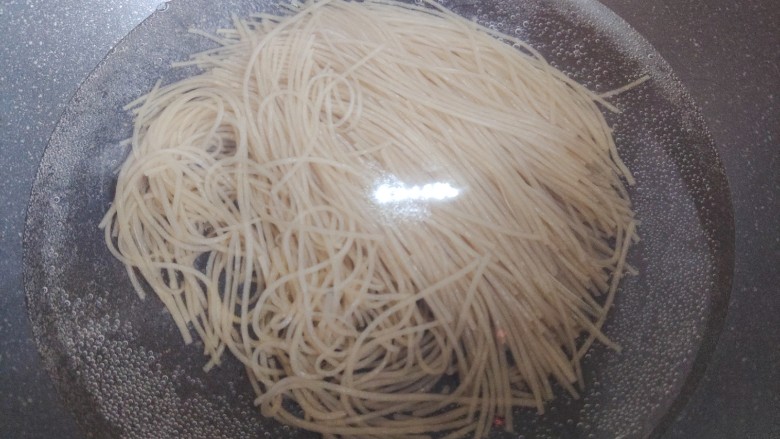 肉末粉条,锅内煮适量清水,水开后放入红薯粉条,煮30秒
