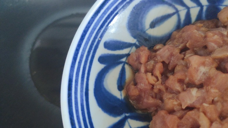 肉末粉条,待锅内油热,下肉末