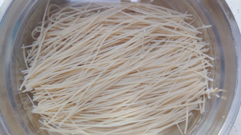 肉末粉条,红薯粉条泡到发白发软就可以了