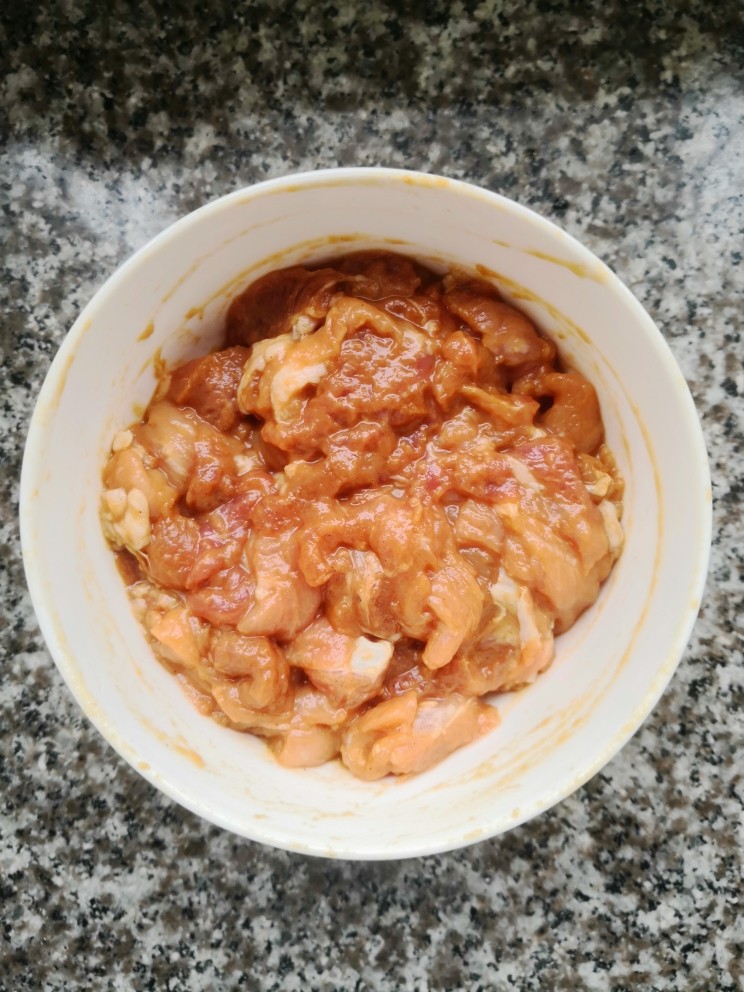 瘦肉炒圆椒,腌制20分钟(腌制:味极鲜,小苏打,白糖,加饭酒,蛋清一点,不要加味精。要彻底抓均匀,然后放地瓜粉,抓均匀。然后加油抓均匀。)