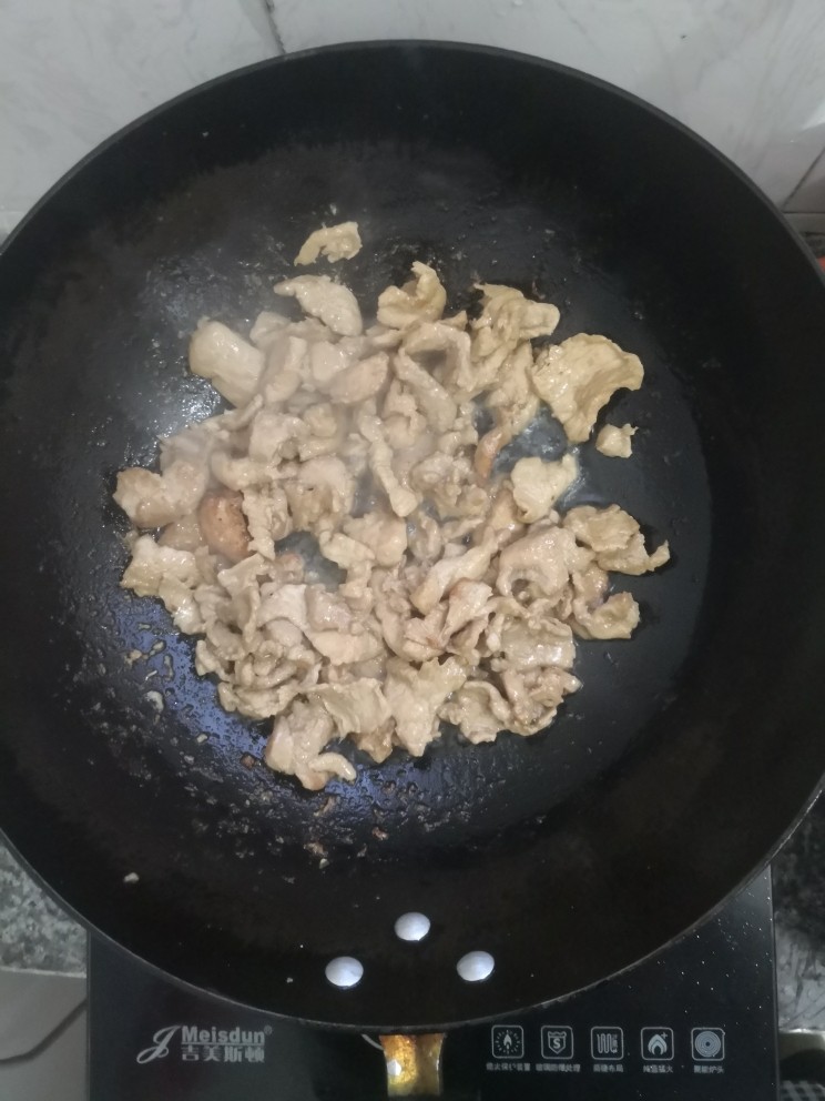 瘦肉炒圆椒,热锅炒肉片(熟后出锅)
