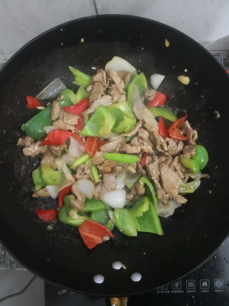瘦肉炒圆椒,肉片加青菜,最后加入兑好的淀粉水勾芡,翻炒出锅