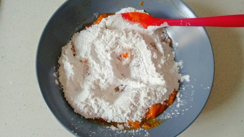 南瓜糯米饼,加入糯米粉(因为南瓜出水和糯米粉吸水量不同,根据情况增减)