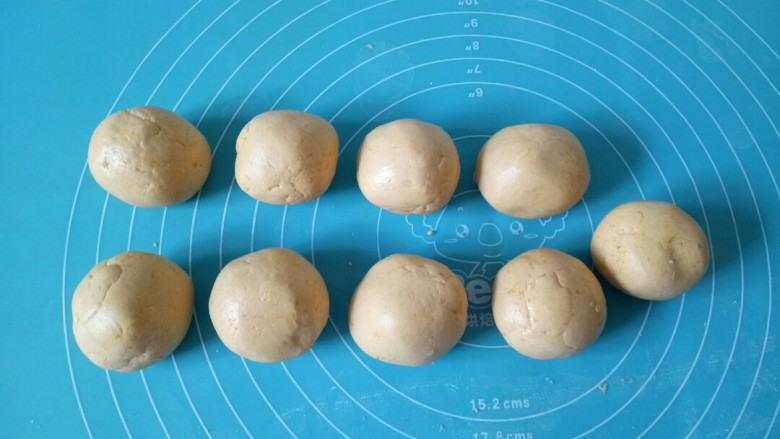 南瓜糯米饼,面团分成小剂子,我分成41克左右