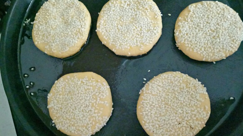 南瓜糯米饼,电饼铛预热好,加入适量花生油烧热,放入饼胚