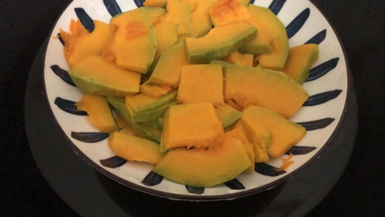 南瓜糯米饼,隔水蒸13分钟左右