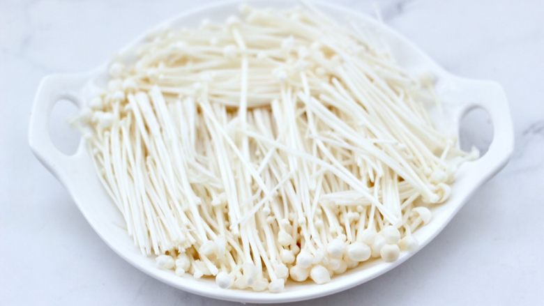金针菇蒸龙利鱼,<a style='color:red;display:inline-block;' href='/shicai/ 234'>金针菇</a>去根部洗净,铺入盘底。