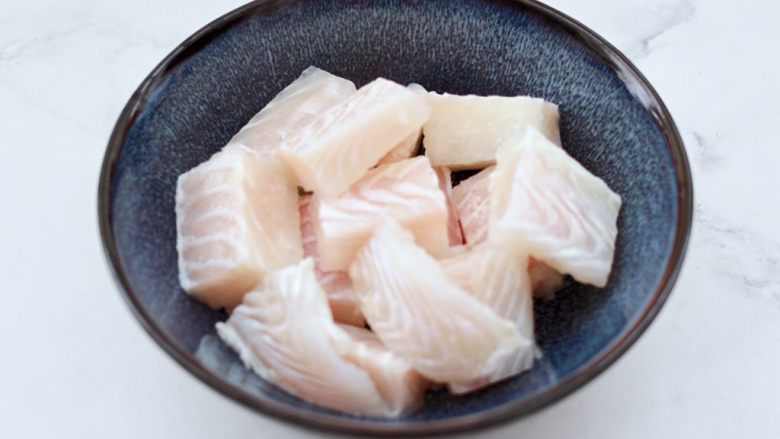 金针菇蒸龙利鱼,<a style='color:red;display:inline-block;' href='/shicai/ 372'>龙利鱼</a>洗净后用刀切成块状,放入容器里。
