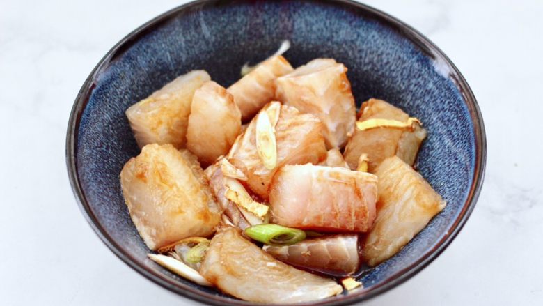 金针菇蒸龙利鱼,把所有食材混合后,抓匀腌制半小时。