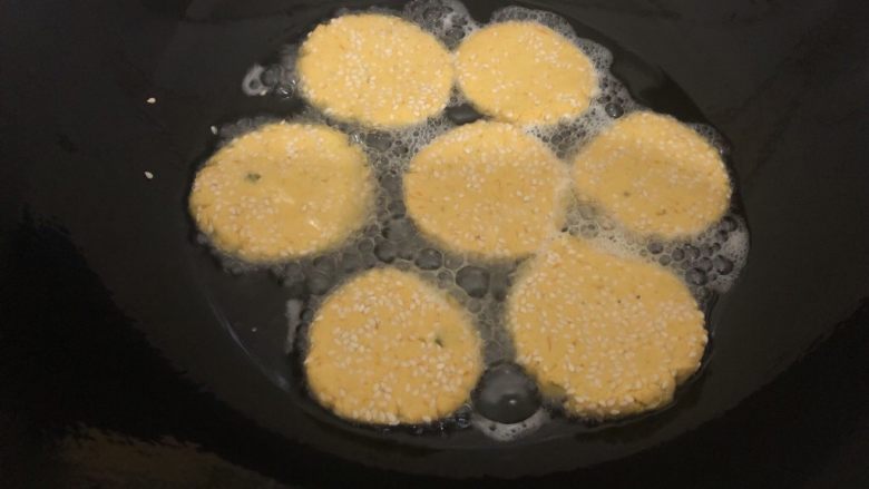 南瓜糯米饼,油微热下饼(油不小心倒多了,亲们可以少倒点)