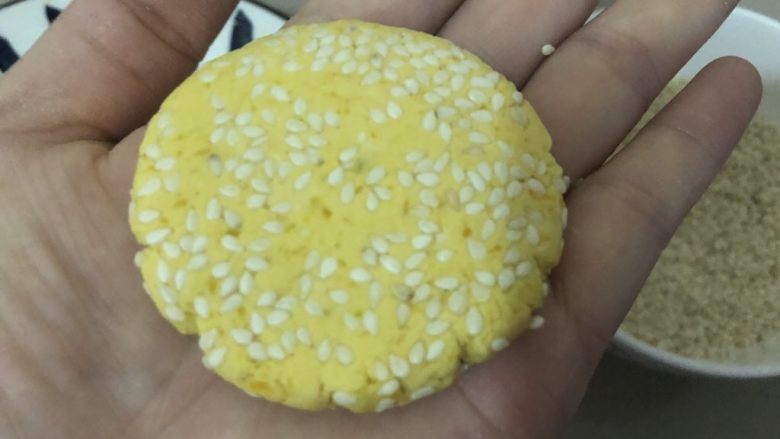 南瓜糯米饼,压扁压薄(因为没包馅,压薄一点除了更容易熟之外,口感也好点)