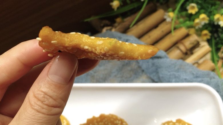 南瓜糯米饼,开吃了,一定要现趁热吃喔,冷了就不酥脆了。