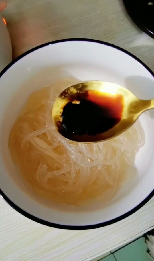 渍菜粉,把煮好的粉条捞出过凉,控干水份,放入半小勺<a style='color:red;display:inline-block;' href='/shicai/ 762'>老抽</a>