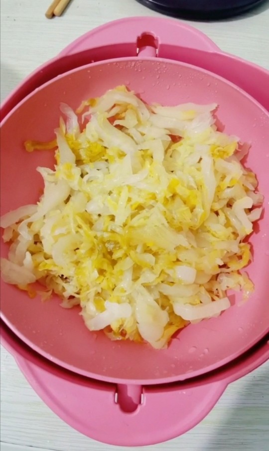 渍菜粉,<a style='color:red;display:inline-block;' href='/shicai/ 3361'>酸菜</a>放入盆里