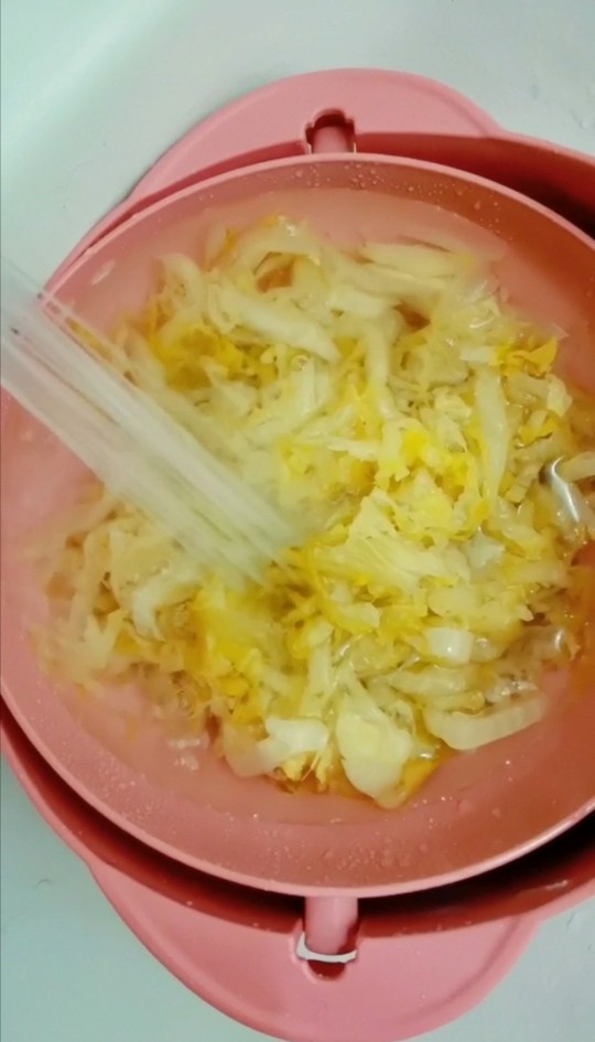 渍菜粉,加入清水洗净