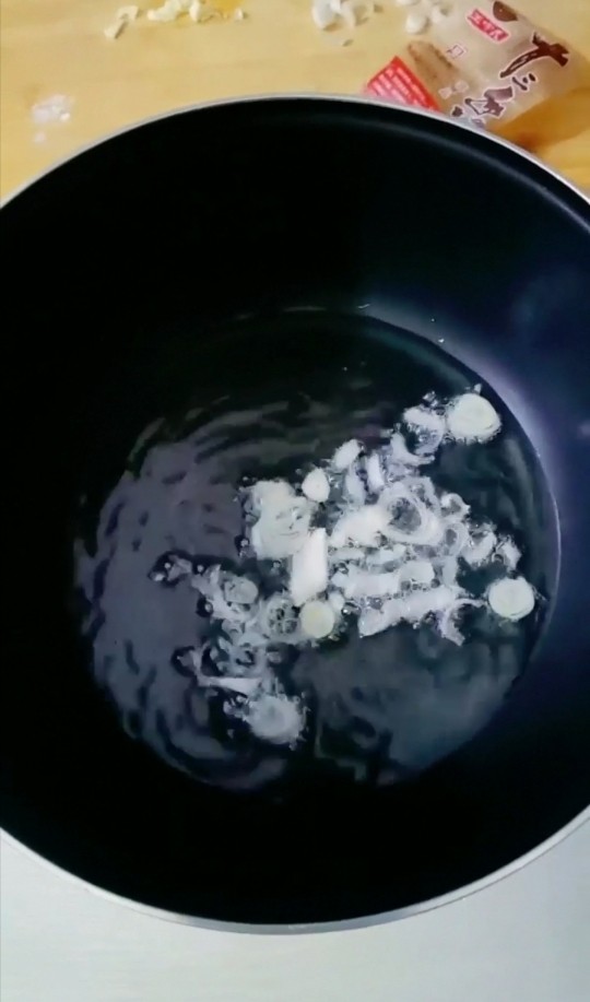 渍菜粉,锅烧热,放入食用油,爆香葱花