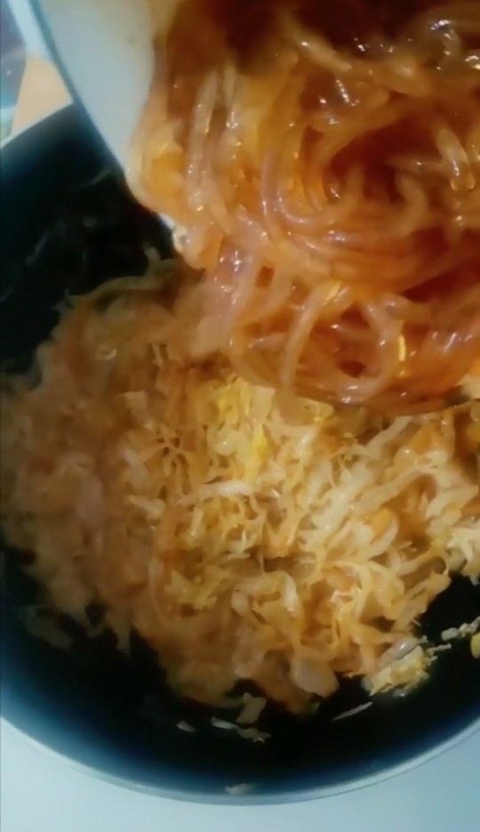 渍菜粉,放入焯好的粉条