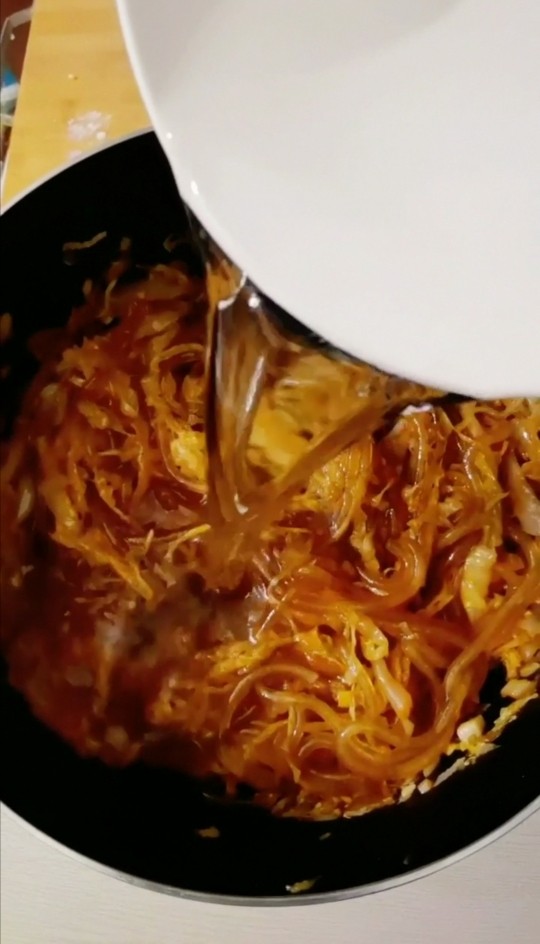 渍菜粉,加入一碗清水,大火烧开,汤汁收干