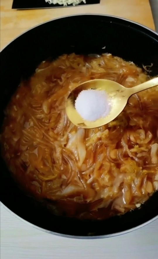 渍菜粉,加入半小勺盐