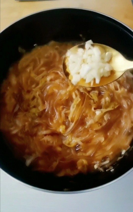 渍菜粉,一小勺蒜末翻炒均匀即可