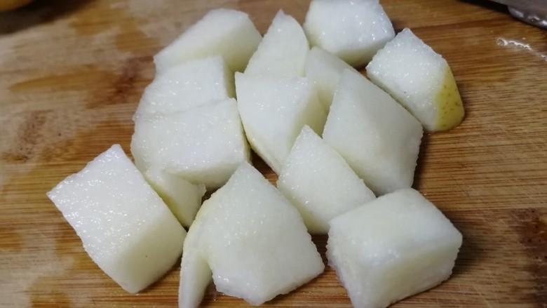 水果沙拉,半个去皮,切小丁。