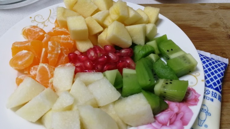水果沙拉,水果都准备完,还有<a style='color:red;display:inline-block;' href='/shicai/ 4856'>沙拉酱</a>。