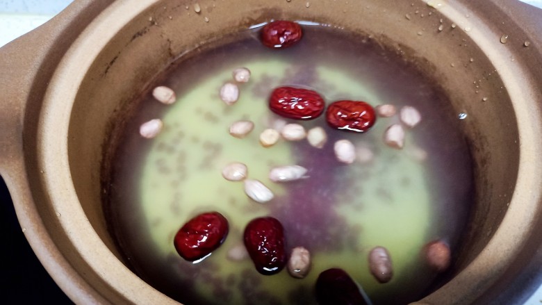 红豆小米粥,锅中放入清水花生红豆小米红枣