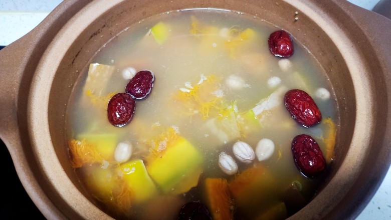 红豆小米粥,大火煮开放入南瓜
