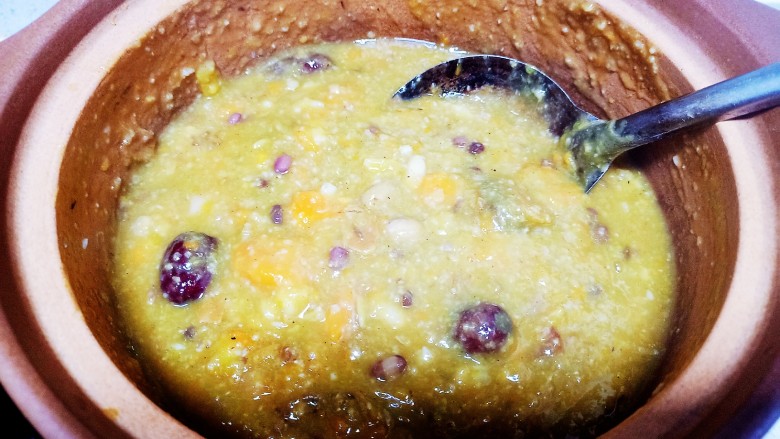 红豆小米粥,小火煮60分钟