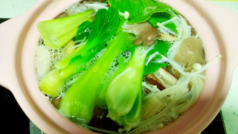 羊杂三菌汤,煮两分钟放入上海青