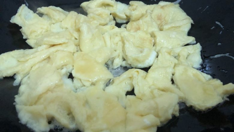 洋葱炒蛋,两面煎好,锅铲切小块盛出