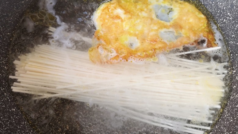 煎蛋早餐面,将挂面下入锅里用筷子搅散,煮4-5分钟。