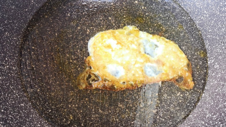 煎蛋早餐面, 鸡蛋两面都变成焦黄色以后,加入纯净水烧开。