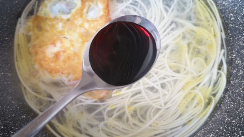 煎蛋早餐面,加入<a style='color:red;display:inline-block;' href='/shicai/ 135354'>味极鲜酱油</a>。
