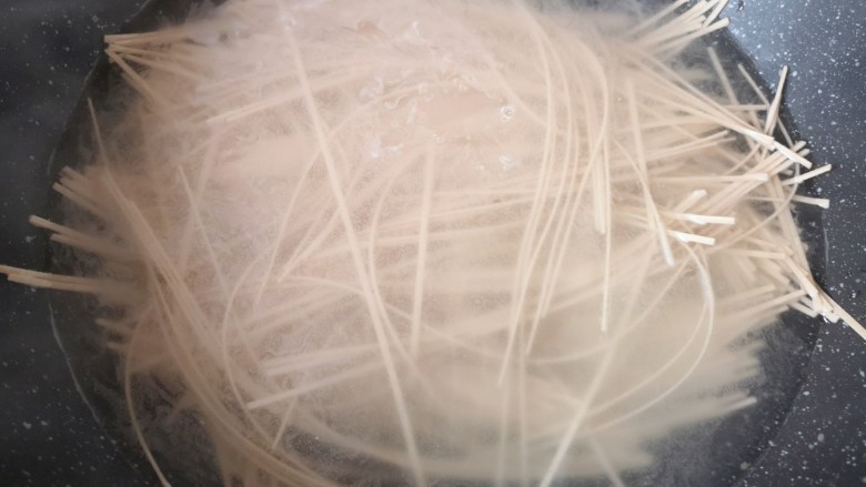 凉拌荞麦面,下入挂面用筷子搅散,再次烧开以后转小火煮5分钟左右。