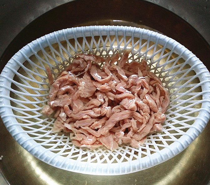 葱爆肉丝,<a style='color:red;display:inline-block;' href='/shicai/ 414'>猪肉</a>细丝后清洗干净