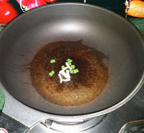 葱爆肉丝,炒锅烧热,倒入食用油,下葱姜爆香