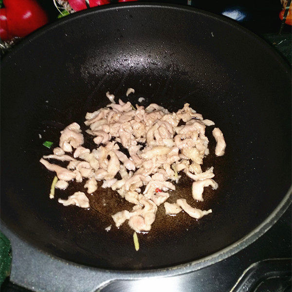 葱爆肉丝,大火快速滑炒,至肉丝变色断生