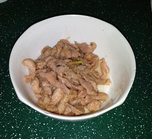 葱爆肉丝,关火,沥油盛出备用