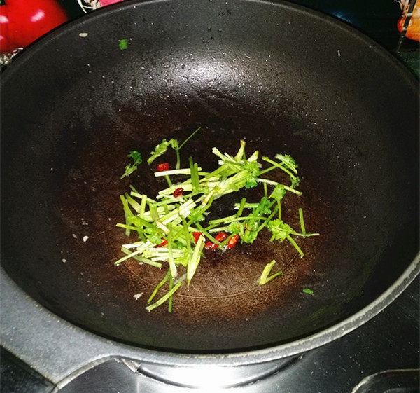 葱爆肉丝,锅中留少许底油,下入香葱、香菜和干辣椒,翻炒