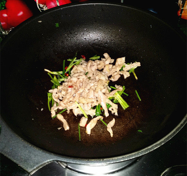 葱爆肉丝,再倒入炒好的肉丝,大火快速翻炒