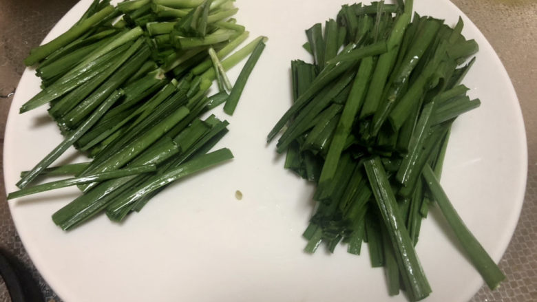 爆炒绿豆芽,韭菜切段,韭菜叶韭菜梗分开