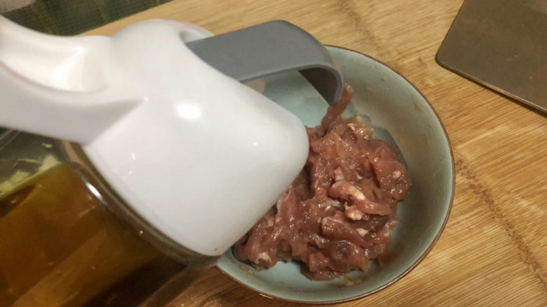 爆炒绿豆芽,最后加少许食用油抓匀,锁住水分