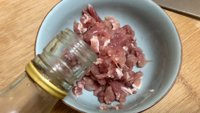 爆炒绿豆芽,腌制:一茶匙<a style='color:red;display:inline-block;' href='/shicai/ 718'>料酒</a>