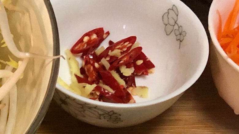 爆炒绿豆芽,姜切姜丝,小米辣切圈