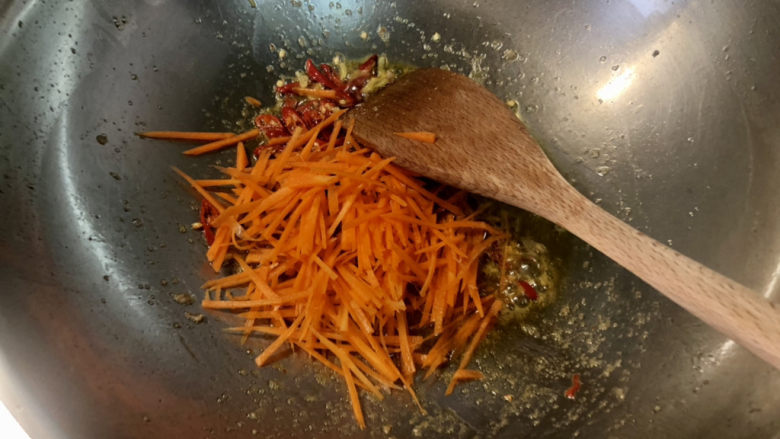 爆炒绿豆芽,下胡萝卜丝,中小火煸炒变软