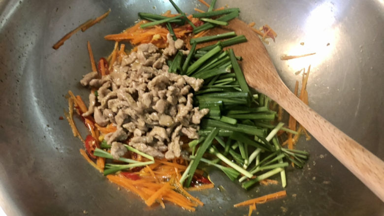 爆炒绿豆芽,下肉丝,中火翻炒半分钟